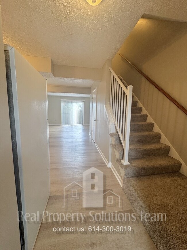 Building Photo - Spacious Renovated Townhouse