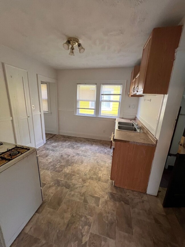 Building Photo - Section 8 Accepted: Affordable 4 Bed, 1 Ba...