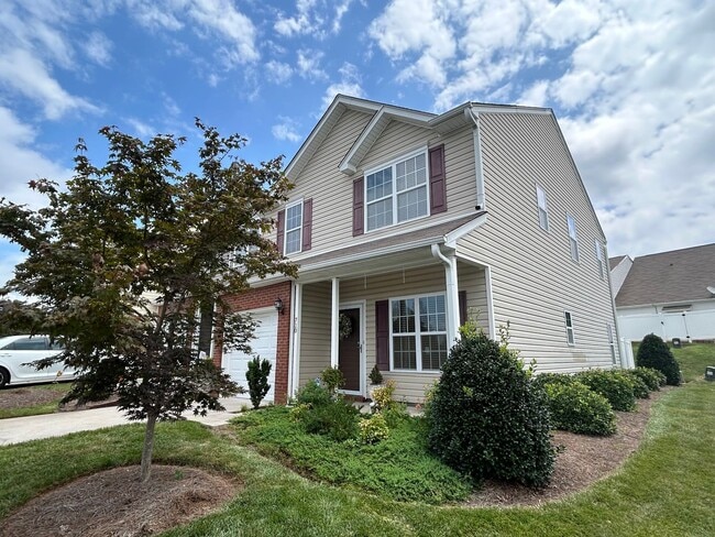 Building Photo - Immaculate beautiful 3-bedroom, 2.5-bath t...