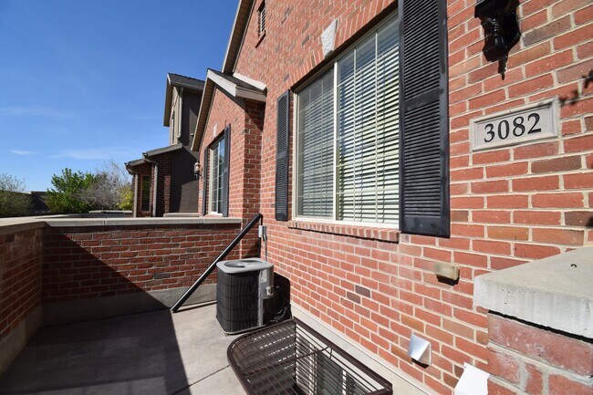 Building Photo - Modern 4 bed Home in Prime West Valley Location!!