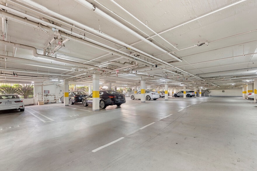 Building Photo - 1520 S Beverly Glen Blvd