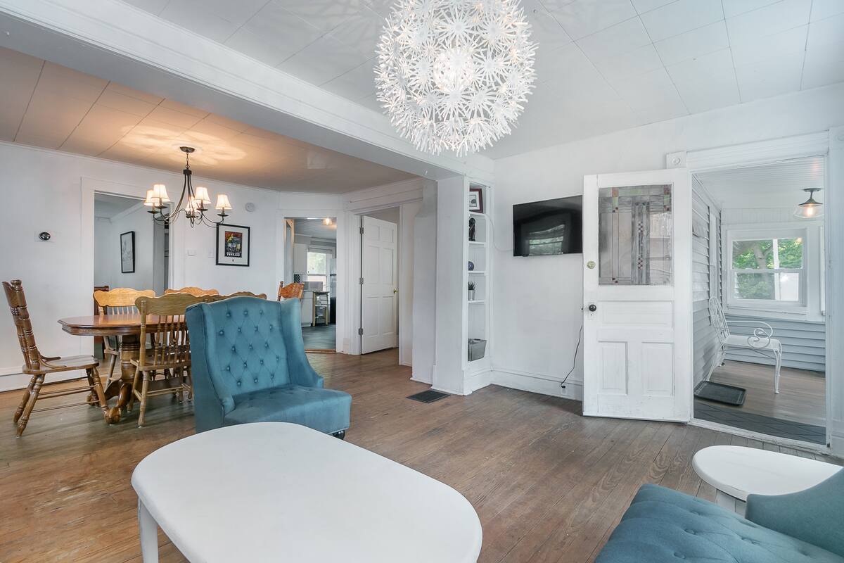 Building Photo - 405 W Doty St