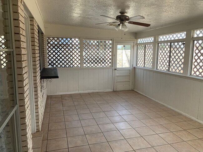 Building Photo - 10609 Lakewood Ave