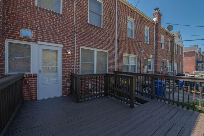 Building Photo - 806 Benninghaus Rd