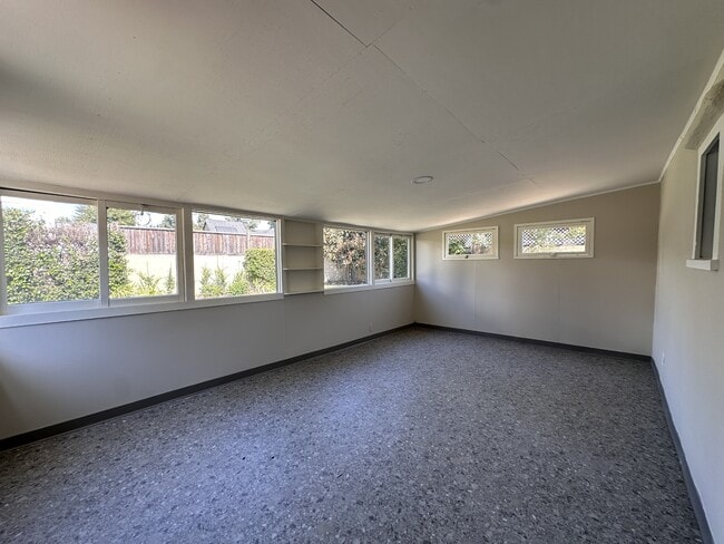 Building Photo - 930 N Fairview St