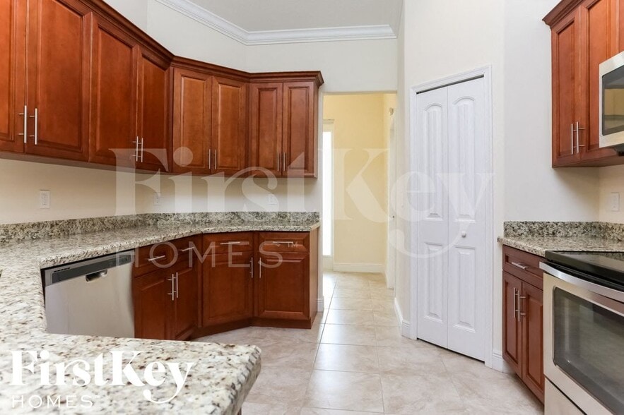 Building Photo - 980 SW Del Rio Blvd