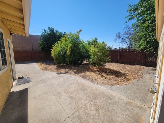 Building Photo - 1528 Los Robles Blvd