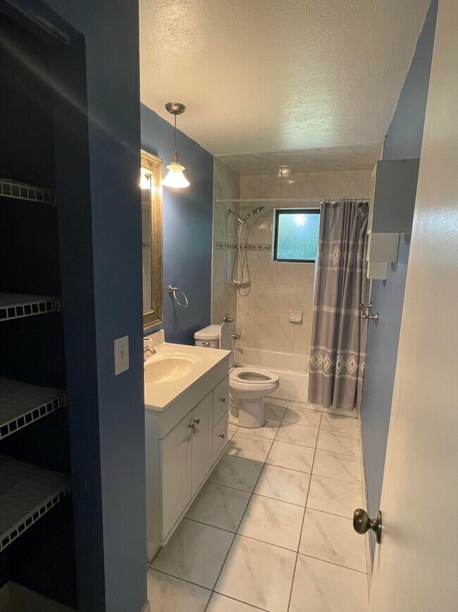 Building Photo - 2616 Newport Dr