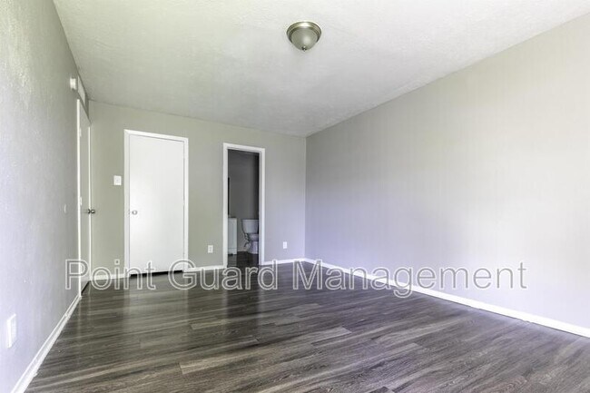 Building Photo - 4550 West Kiest Boulevard - 1034