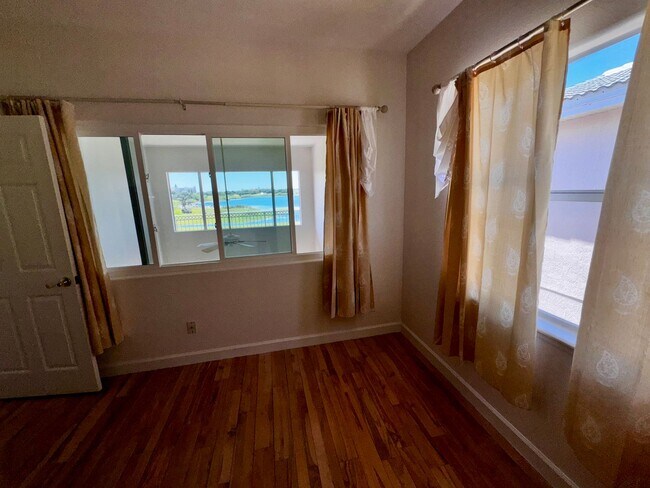 Building Photo - 3 Bedroom 2.5 Bath Cinnamon Bay Home with Stunning view, and Hardwood Flooring!
