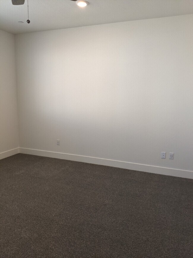 Building Photo - Prime location in Merced!