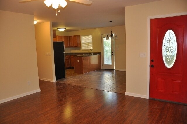 Building Photo - 627 Addison Ave