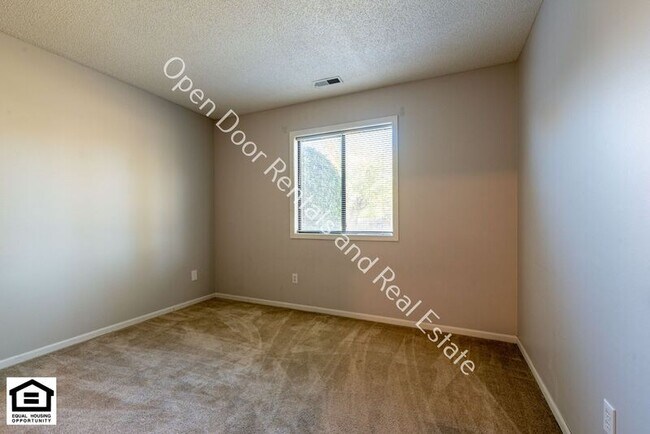 Building Photo - 4934 Vermont Ln