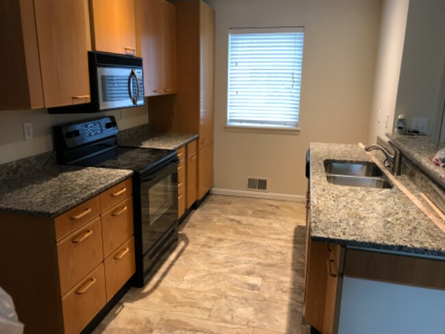 Building Photo - 5482 Country Club Ln