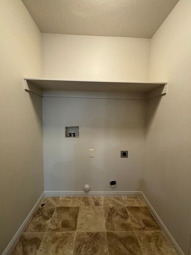 Building Photo - 3 bed 2.5 bath townhome