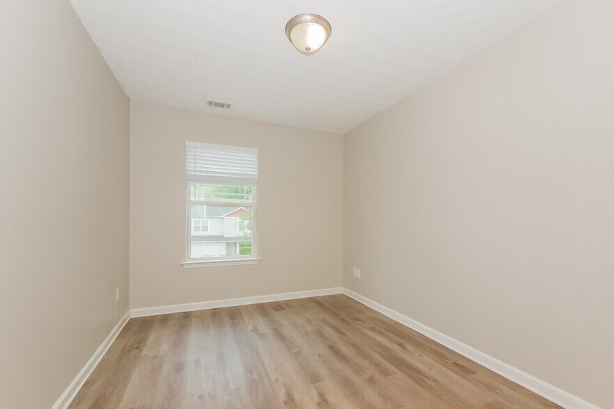 Building Photo - 3901 Alderwoods Dr