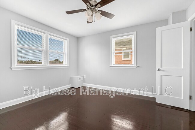 Building Photo - 2107 Hawthorne Rd