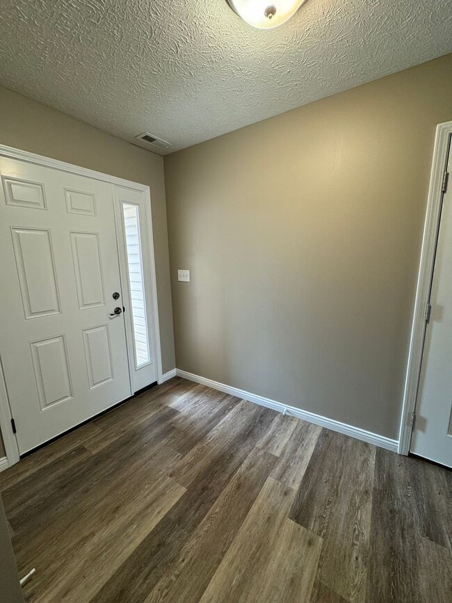 Building Photo - 3 Bedroom Single Family Home Available in ...