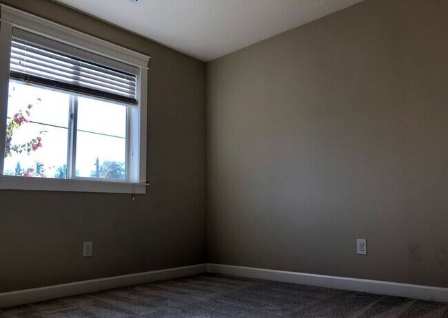 Building Photo - 7429 NE 58th Way