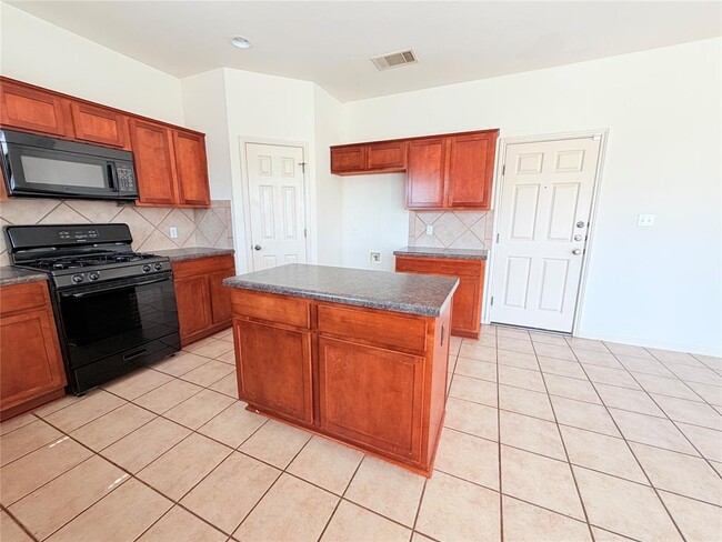 Building Photo - 1913 Short Summer Dr