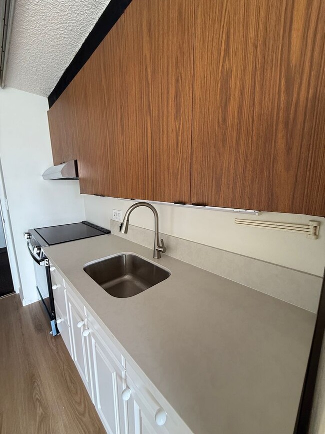 Building Photo - Renovated 1-bedroom unit available immedia...