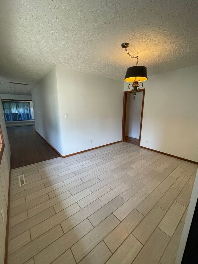 Building Photo - SINGLE FAMILY HOME - Fenced yard