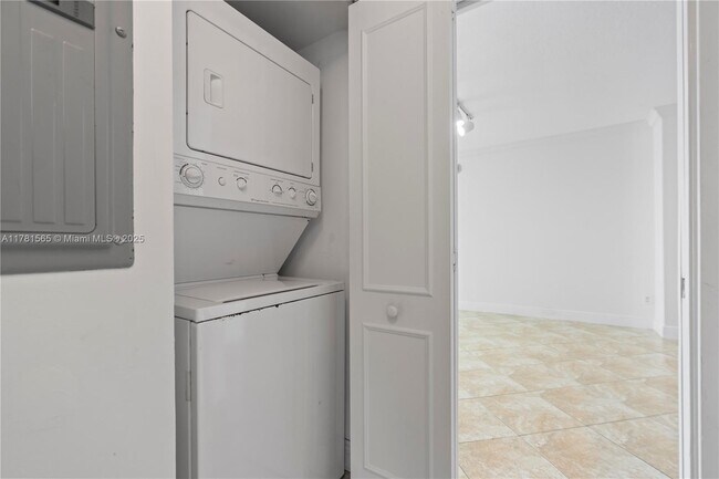 Building Photo - 325 S Biscayne Blvd