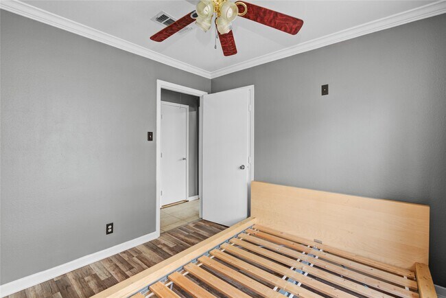 Building Photo - 8565 Ridgepoint Dr