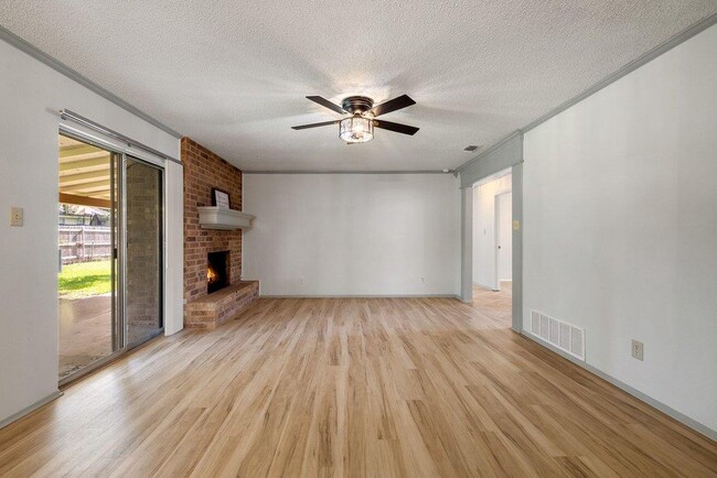 Building Photo - 704 Brookwood Cir