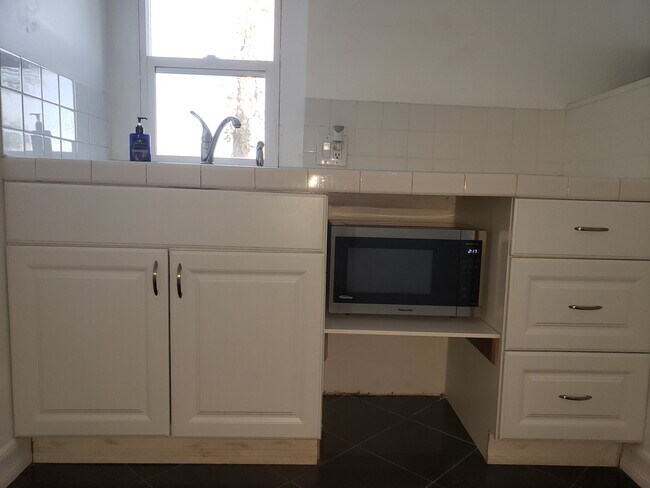 Building Photo - 960 N Tigertail Rd