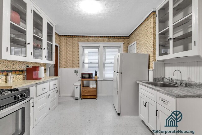 Building Photo - Furnished 3-Bedroom Lower Apartment on Bird Ave