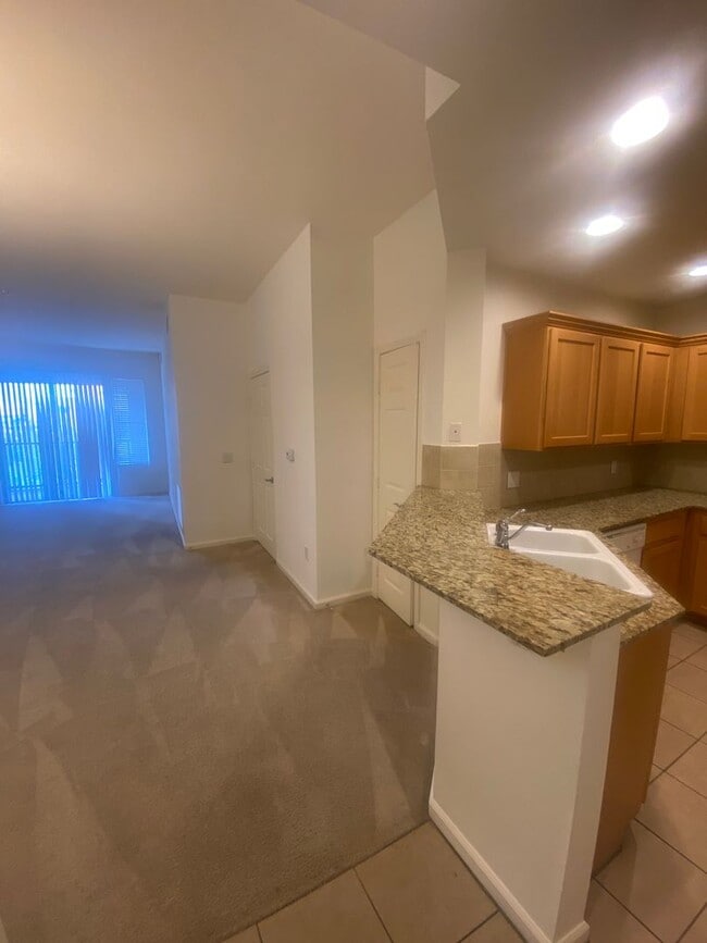 Building Photo - Stunning Top Floor View Condo at Park Avenue!