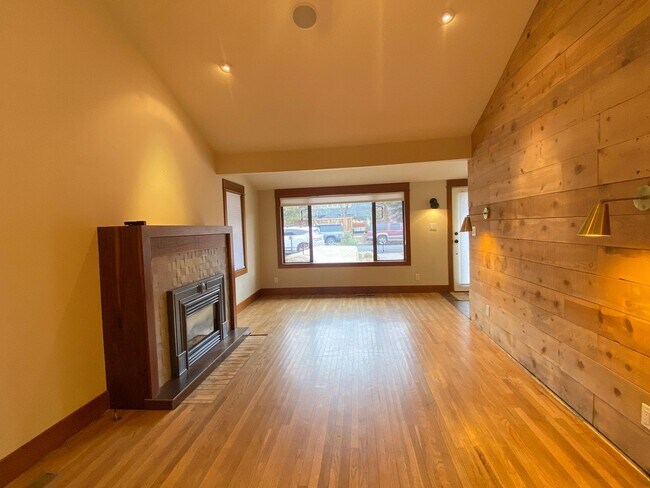Building Photo - *Unfurnished* Charming, updated and walkable west side 3 BR + den/office