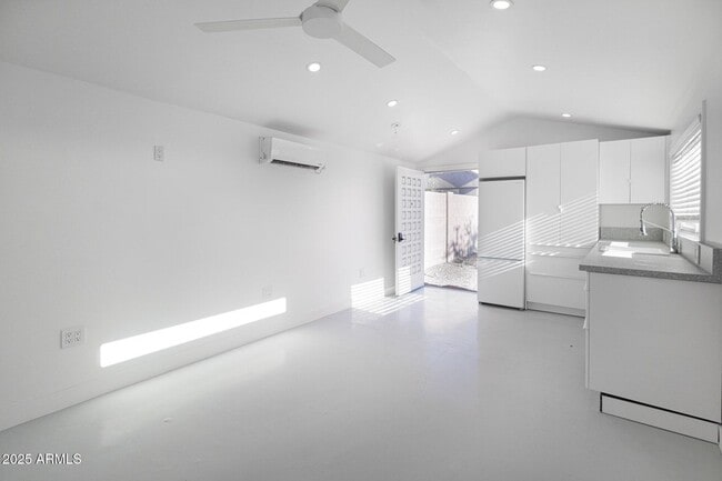 Primary Photo - 1950 W Palm Ln