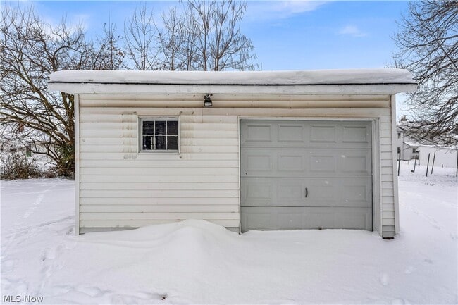 Building Photo - 876 E 209th St