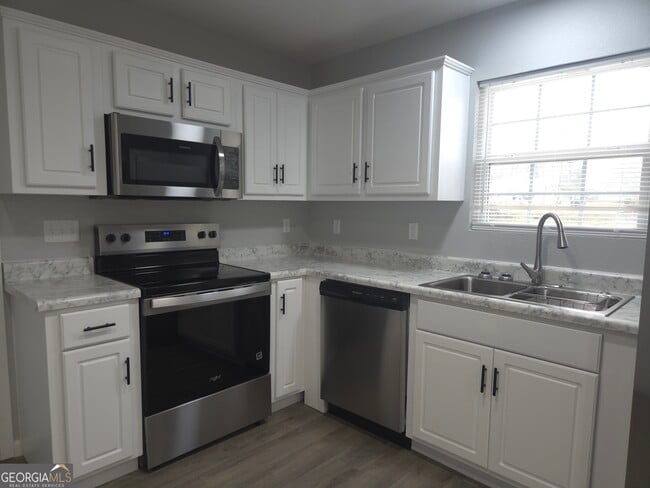 Building Photo - 401 E 7th St