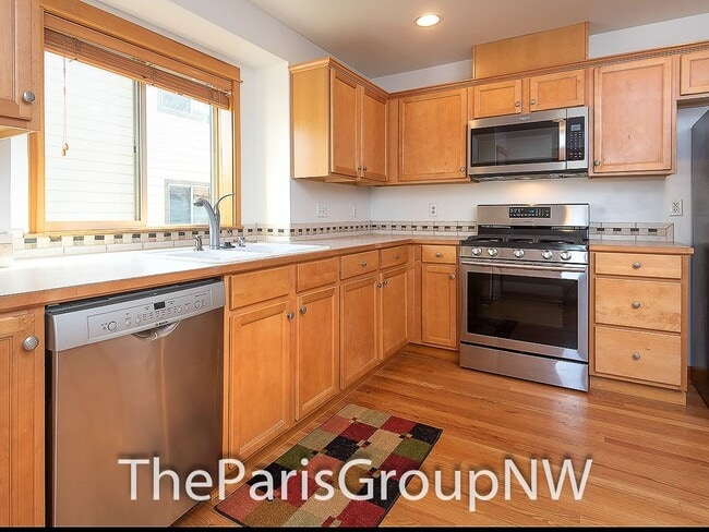 Building Photo - Gorgeous Greenwood Townhome * Walk to Lake...