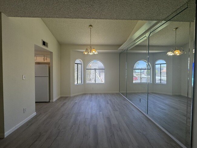 Building Photo - 850 S River Dr