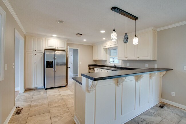 Building Photo - 2107 Edinburgh Dr SW