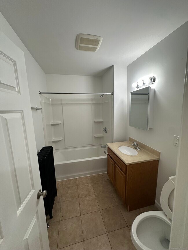 Building Photo - 483 Edgewood St
