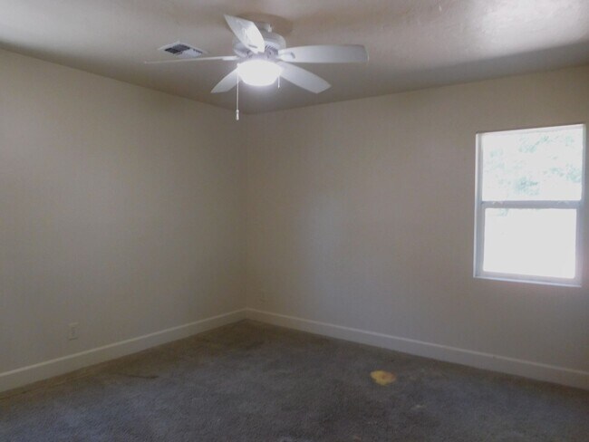 Building Photo - UNR friendly 3 Bedroom , 1 Bath close to campus