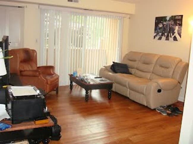 Building Photo - 1800 JPA - 1 Bedroom Garden Unit Available...
