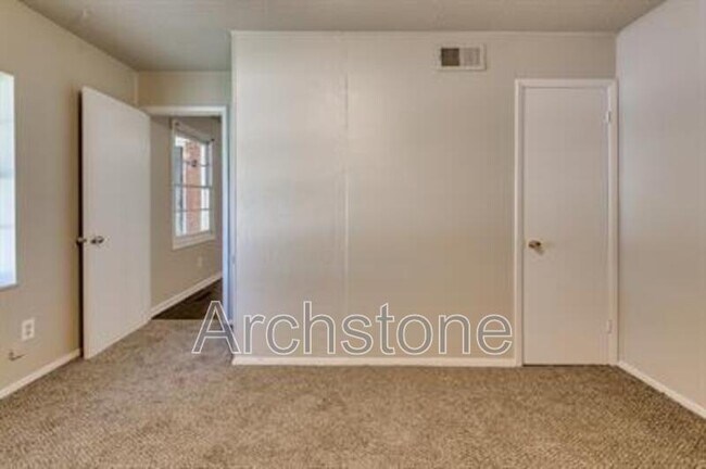 Building Photo - 724 General Senter Dr