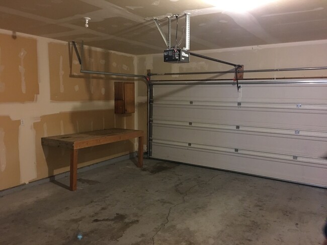 Building Photo - Close to Downtown and CWU!