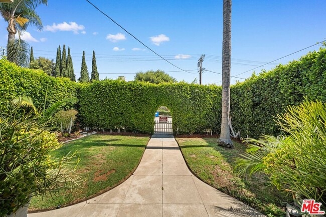 Building Photo - 2005 Beachwood Dr