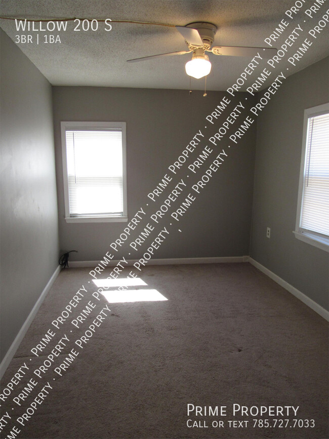 Building Photo - Willow 200 S-