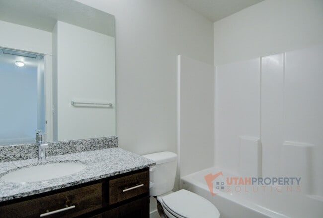 Building Photo - 1057 W 400 S