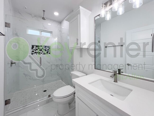 Building Photo - Stunning - 3 b/2.5 bath Home - Don't Miss Out!