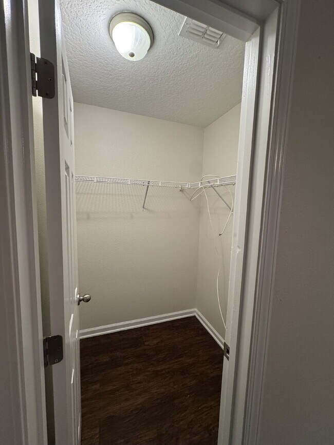 Building Photo - 4 bedroom 2.5 bath townhome with 1 car att...