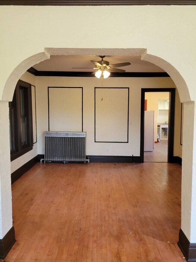 Building Photo - Newly Renovated 3-Bedroom Upper Flat Near ...